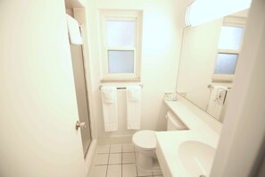 Chuveiro, ducha de hidromassagem, produtos de toalete grátis 