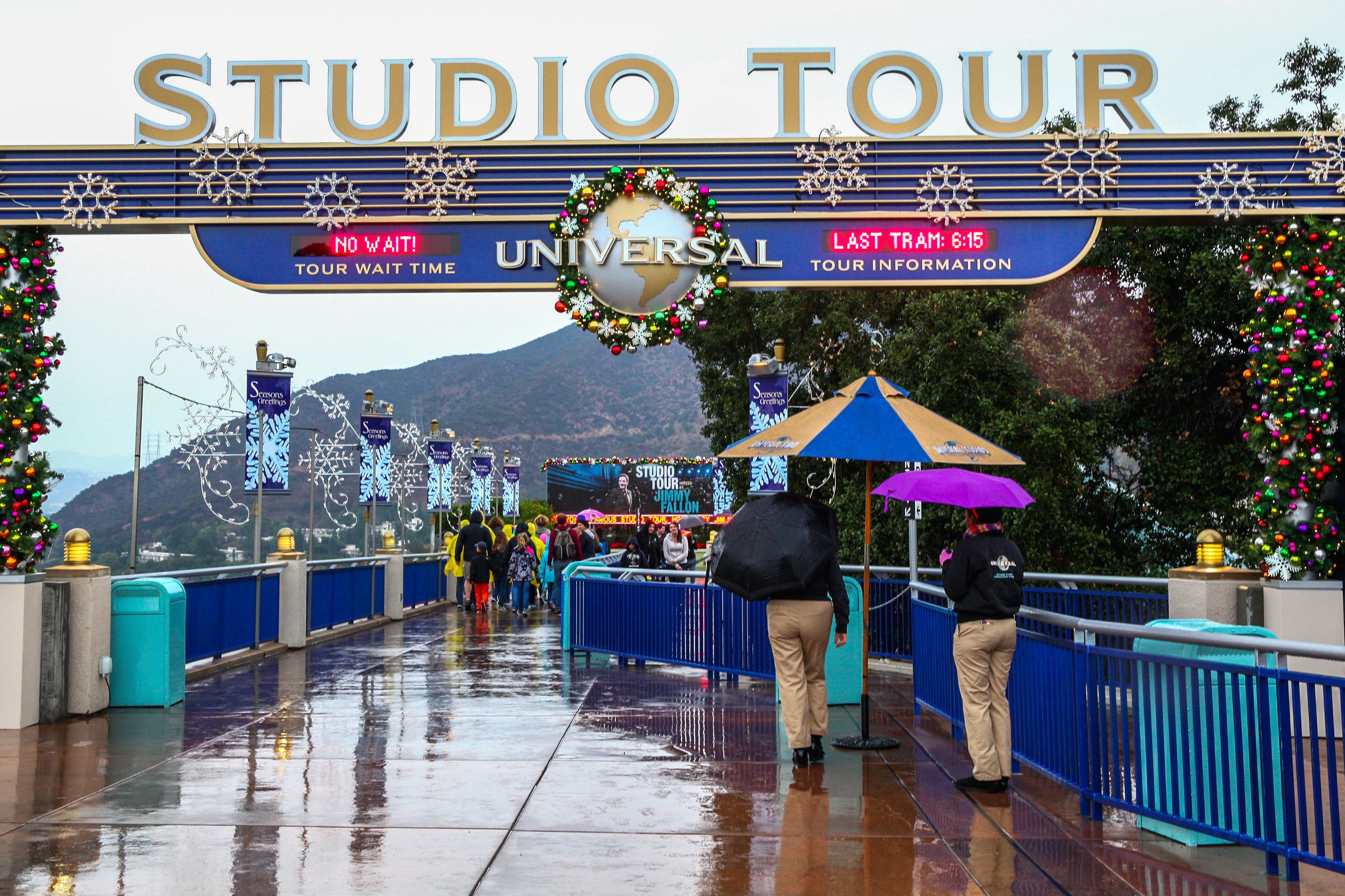Entrada al Studio Tour con un cartel que indica la hora del último tranvía.
