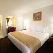 Travelodge by Wyndham Burbank-Glendale