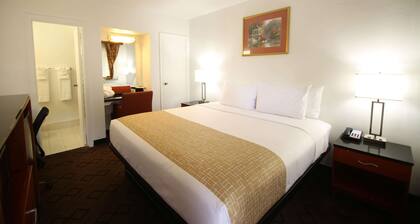 Travelodge by Wyndham Burbank-Glendale
