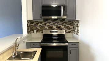 Suite, 1 kamar tidur, Bebas Asap Rokok | Dapur pribadi | Lemari es kecil, microwave di ruangan umum, dan mesin pembuat kopi/teh