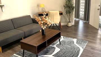 Deluxe Suite, 1 King Bed, Non Smoking | Living area | 30-inch TV with cable channels, pay movies
