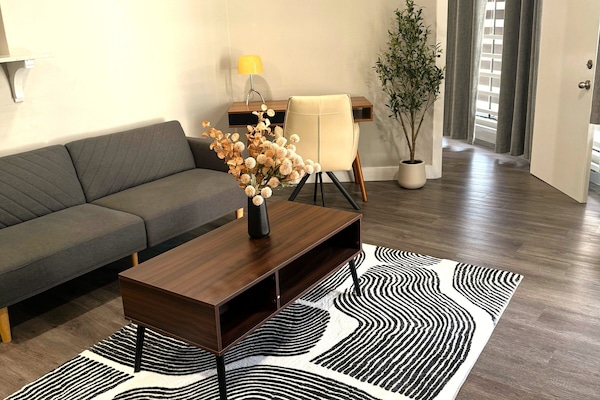 Deluxe Suite, 1 King Bed, Non Smoking | Living area | 30-inch TV with cable channels, pay movies