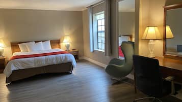 Phòng Suite, 1 phòng ngủ, không hút thuốc (1 Kingbed) | 1 phòng ngủ, két bảo mật tại phòng, bàn