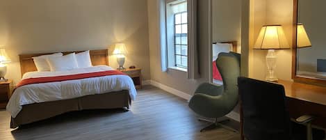 Suite, 1 Bedroom, Non Smoking (1 Kingbed) | 1 bedroom, in-room safe, desk, laptop workspace