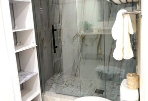 Quarto standard, 1 cama King, para não fumantes | Banheiro | Chuveiro, secador de cabelo, toalhas de banho, sabonete