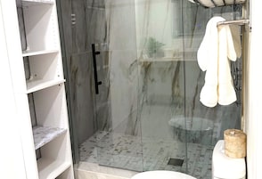 Standard Room, 1 King Bed, Non Smoking | Bathroom | Shower, hair dryer, towels, soap