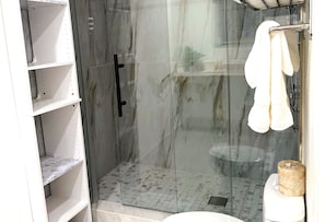 Quarto standard, 1 cama King, para não fumantes | Banheiro | Chuveiro, secador de cabelo, toalhas de banho, sabonete
