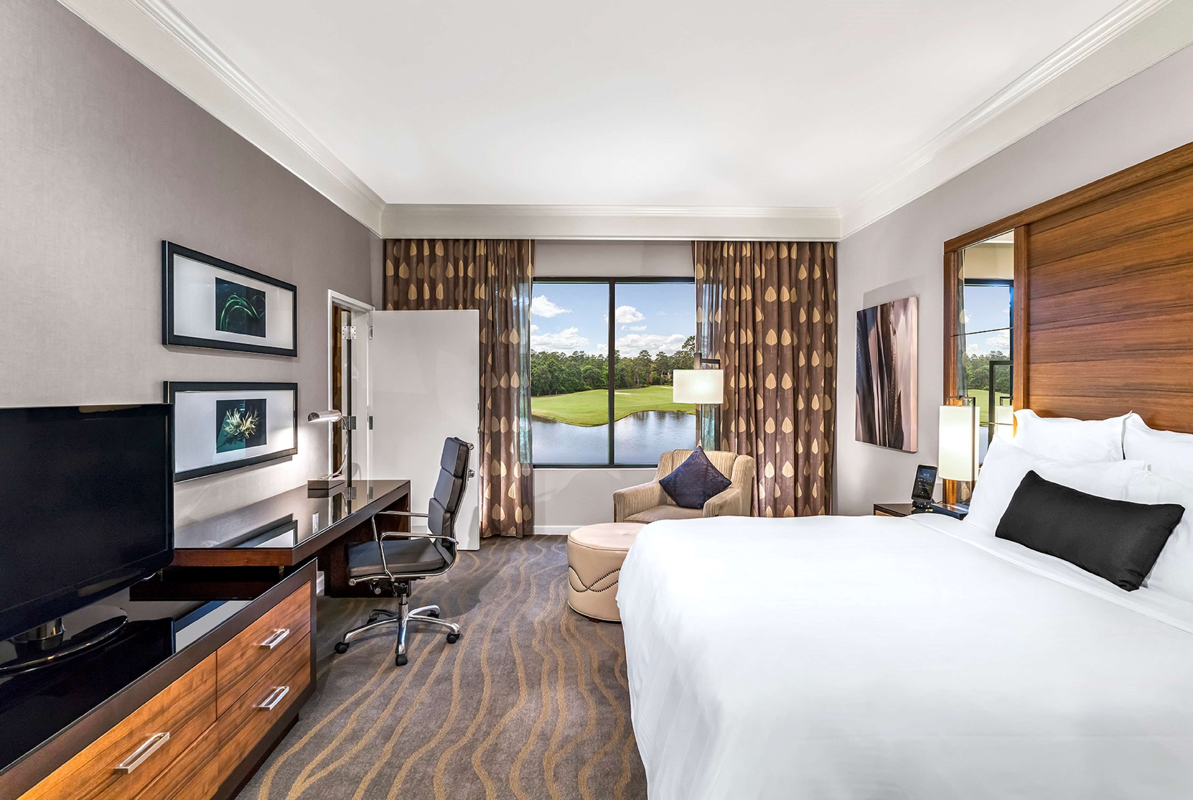 Premium bedding, in-room safe, desk, laptop workspace