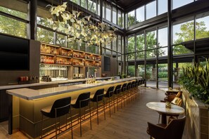 3 bars-salons, bar attenant à la piscine