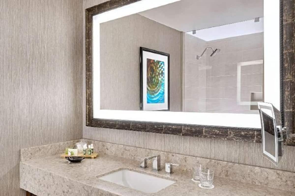 Ensemble baignoire-douche, articles de toilette griffés