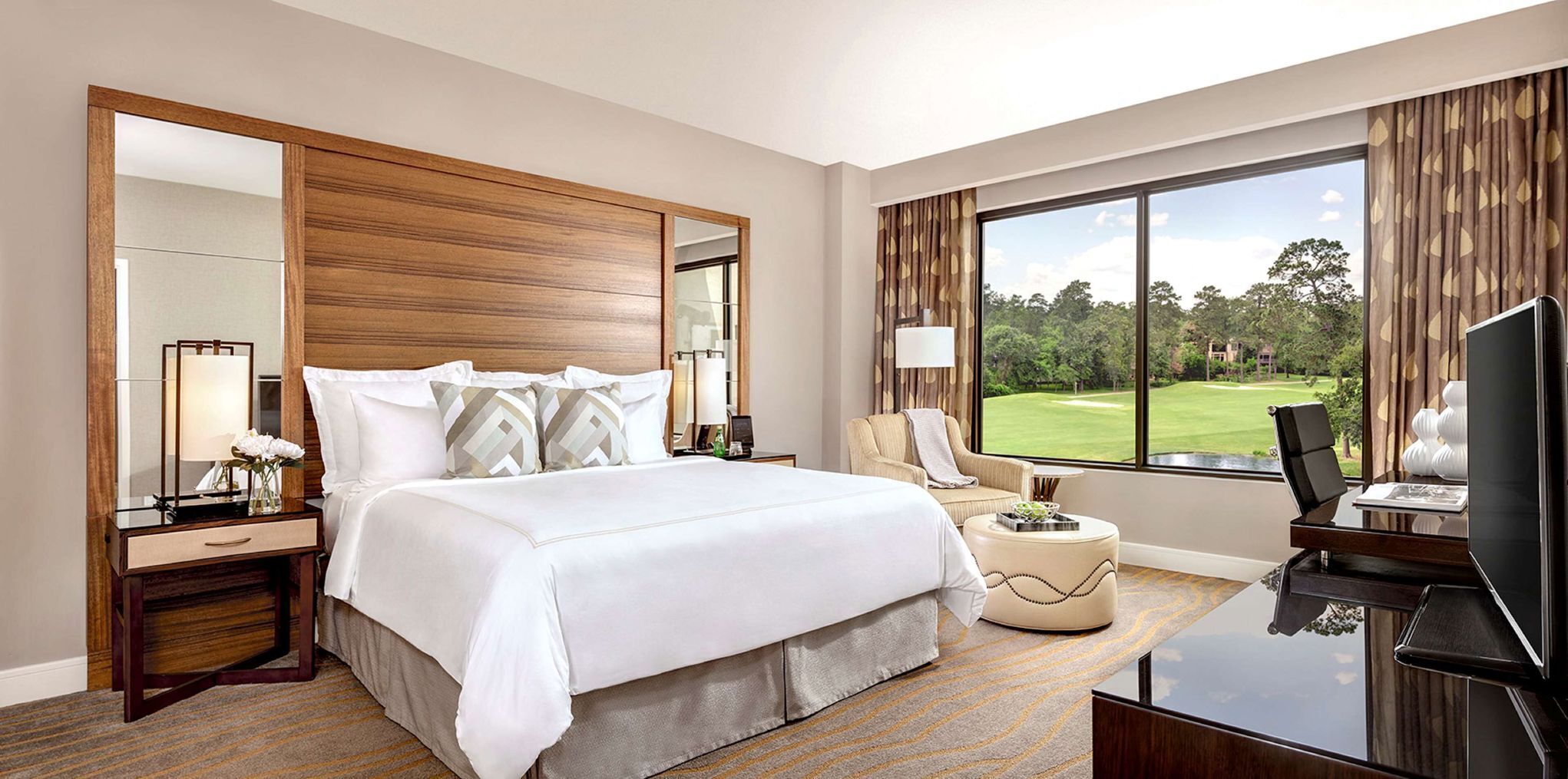 Premium bedding, in-room safe, desk, laptop workspace