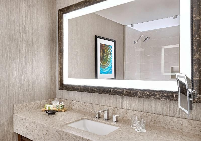 Ensemble douche/baignoire, articles de toilette de luxe, sèche-cheveux