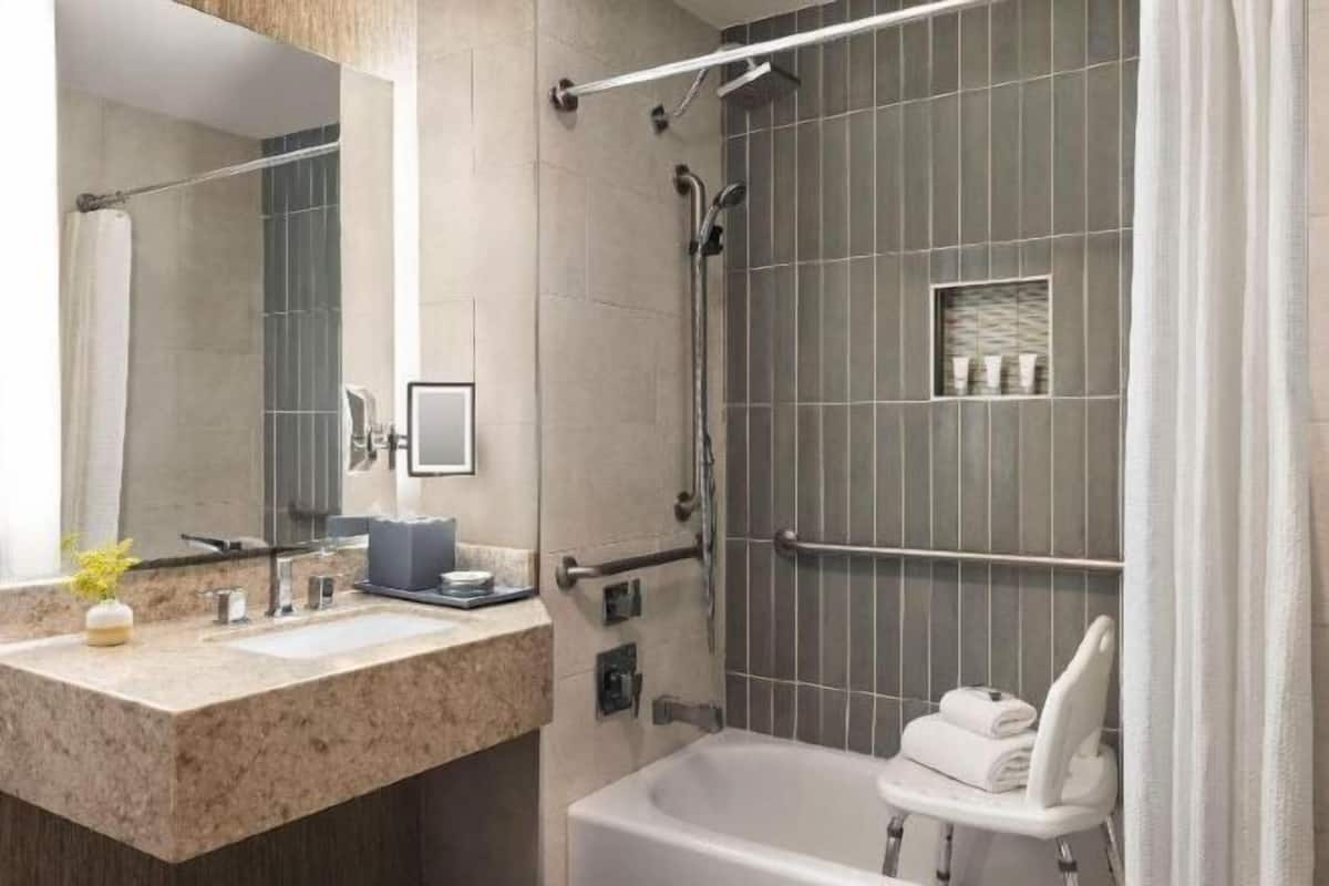 Salle de bain | Ensemble baignoire-douche, articles de toilette griffés