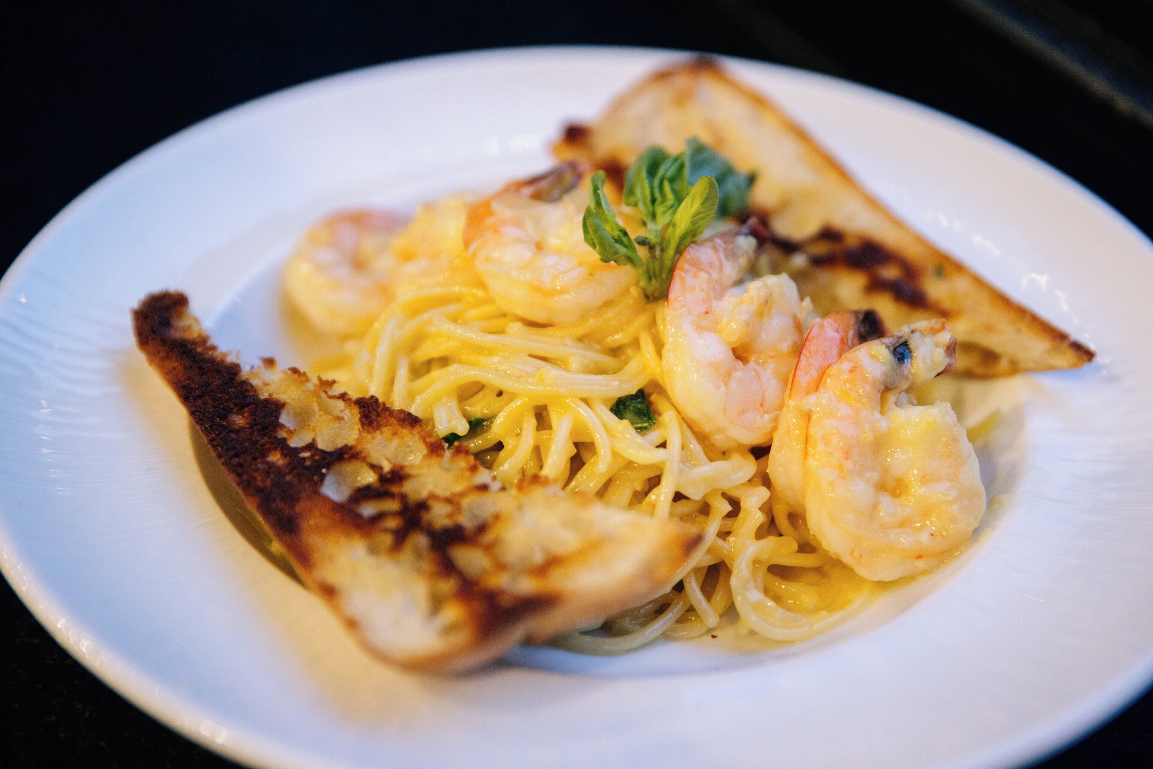 Pasta med rejer og pynt.