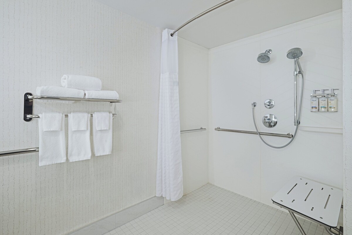 Quarto standard, 1 cama King, chuveiro com barras de apoio (Mobility) | Cofres nos quartos, escrivaninha, ferros/tábuas de passar roupa