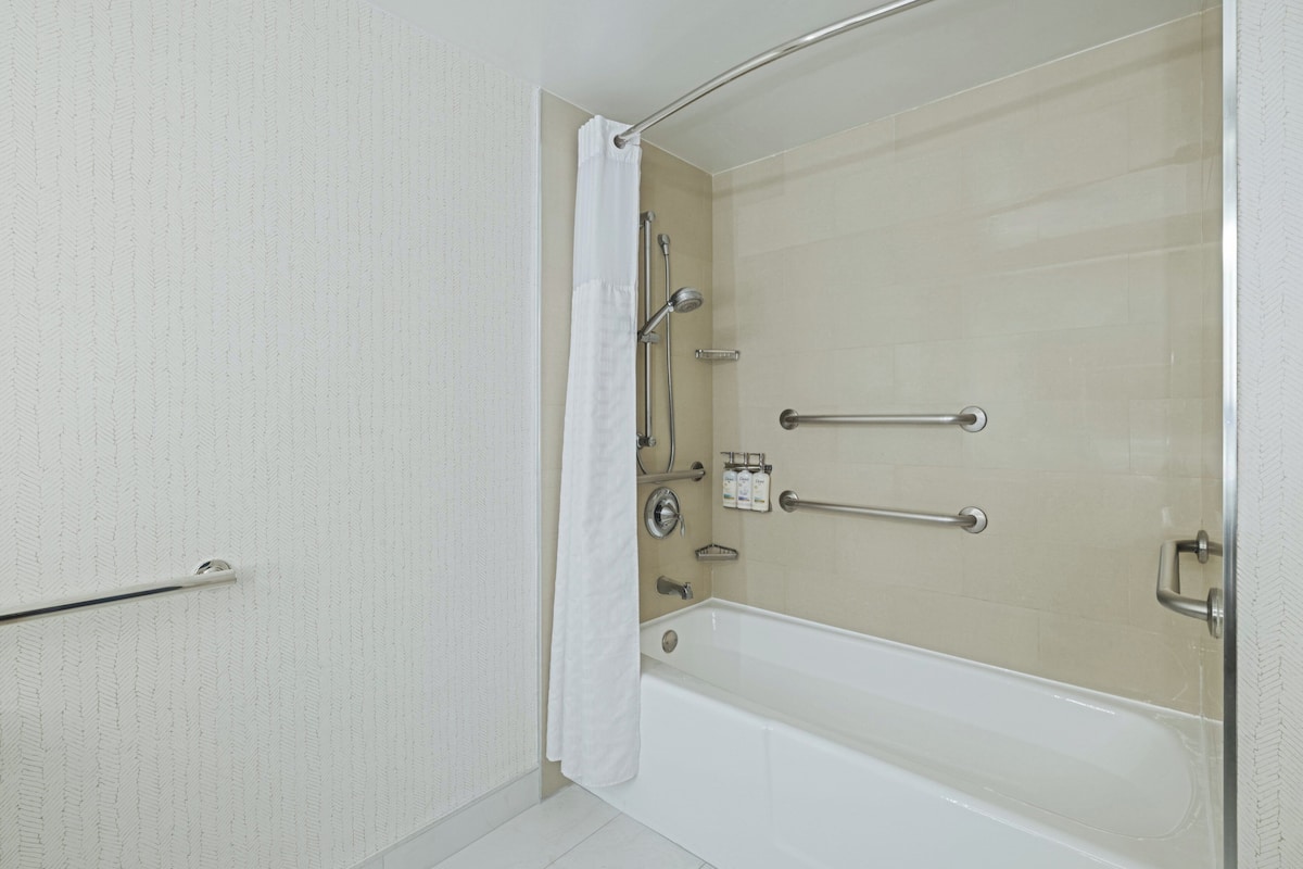 Standard Room, 1 King Bed, Accessible (Mobility) | In-room safe, desk, iron/ironing board, cribs (free)