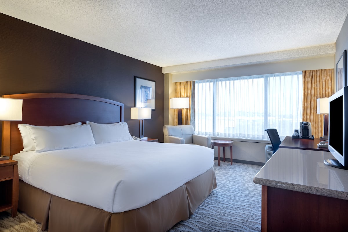 In-room safe, desk, iron/ironing board, free cribs/infant beds