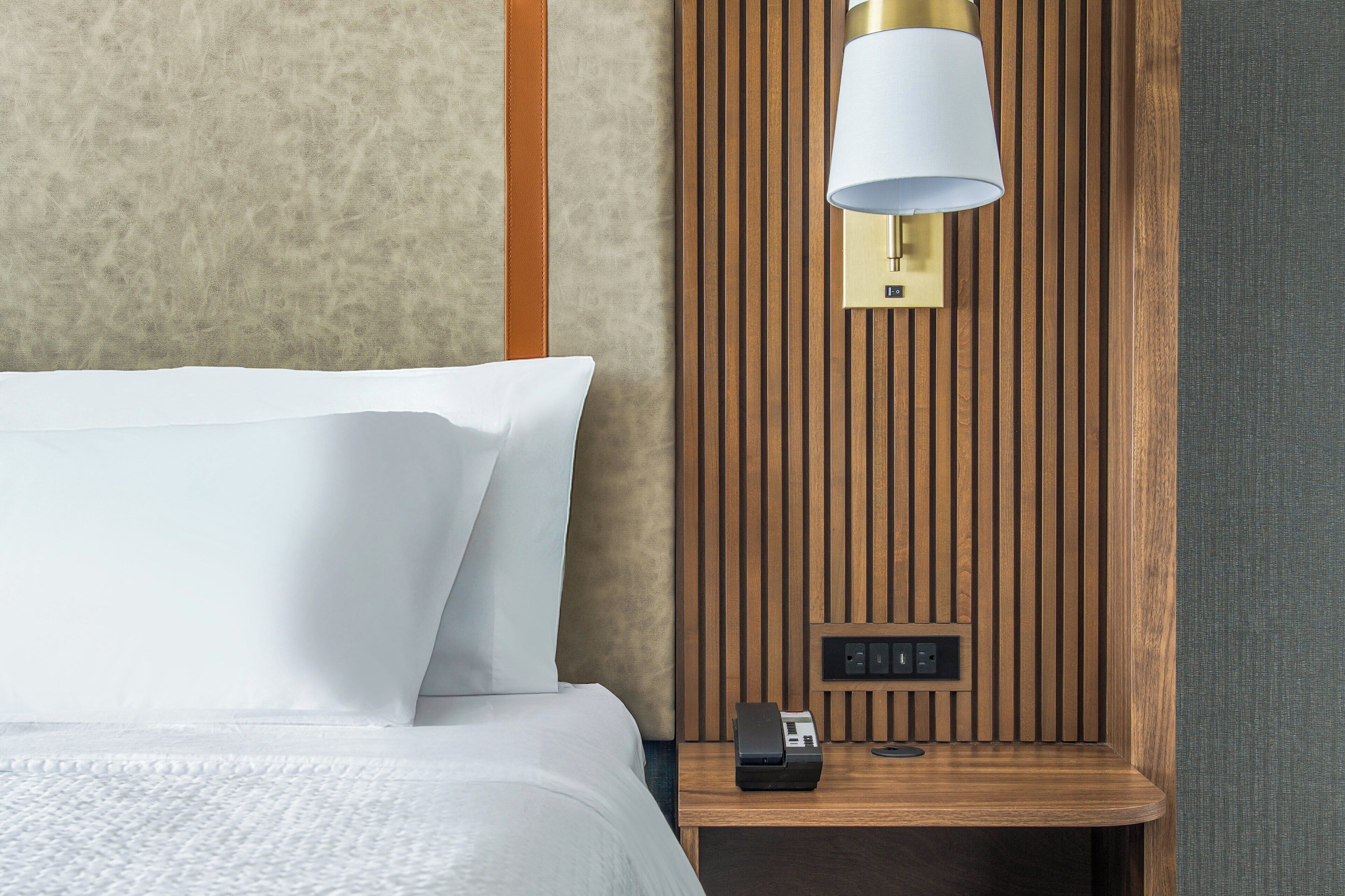 ตู้นิรภัยในห้องพัก, โต๊ะทำงาน, เตารีด/โต๊ะรีดผ้า