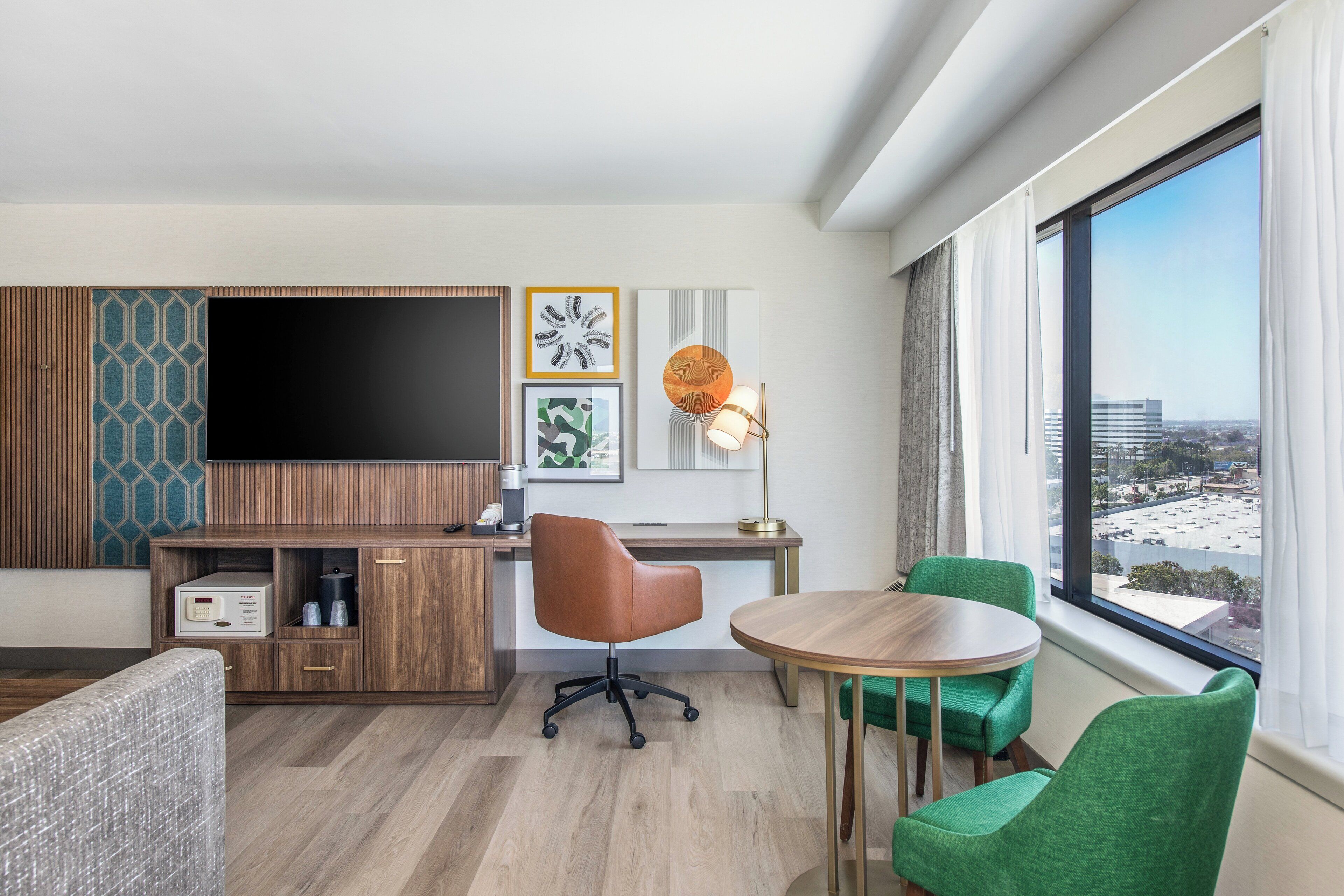 Suite, 1 King Bed (High Floor) | In-room safe, desk, iron/ironing board, free cribs/infant beds