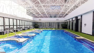 Alberca techada, acceso de 06:00 a 20:00, y camastros