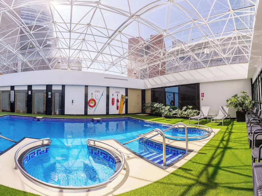 Piscine couverte, accÚs possible de 06 h 00 à 20 h 00, chaises longues