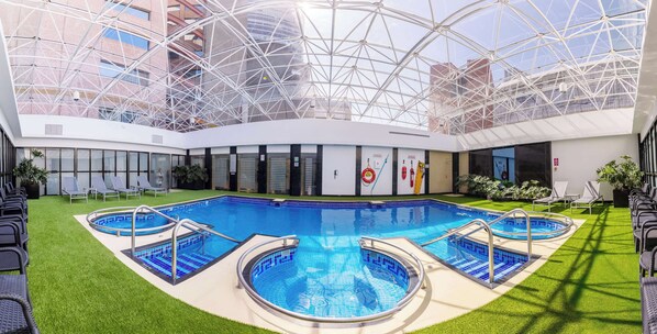 Piscine couverte, accès possible de 06 h 00 à 20 h 00, chaises longues