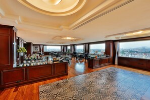 3 restaurants, breakfast, lunch, dinner served; Italian cuisine