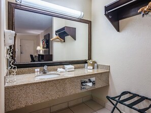 Bañera con ducha, artículos de tocador gratuitos, toallas