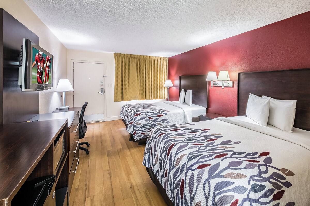 Habitación Deluxe, 2 camas dobles, no fumadores (First Floor) | Espacio para trabajar con un portátil, cortinas opacas, cunas gratuitas