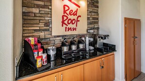 Una zona de cocina con un cartel que dice 'Red Roof Inn' sobre una pared de piedra.