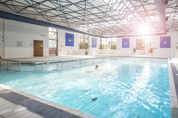 Una piscina cubierta