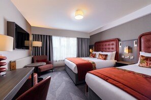 Habitación superior con 1 cama matrimonial o 2 individuales | Decoración personalizada, escritorio y espacio para trabajar con laptop 