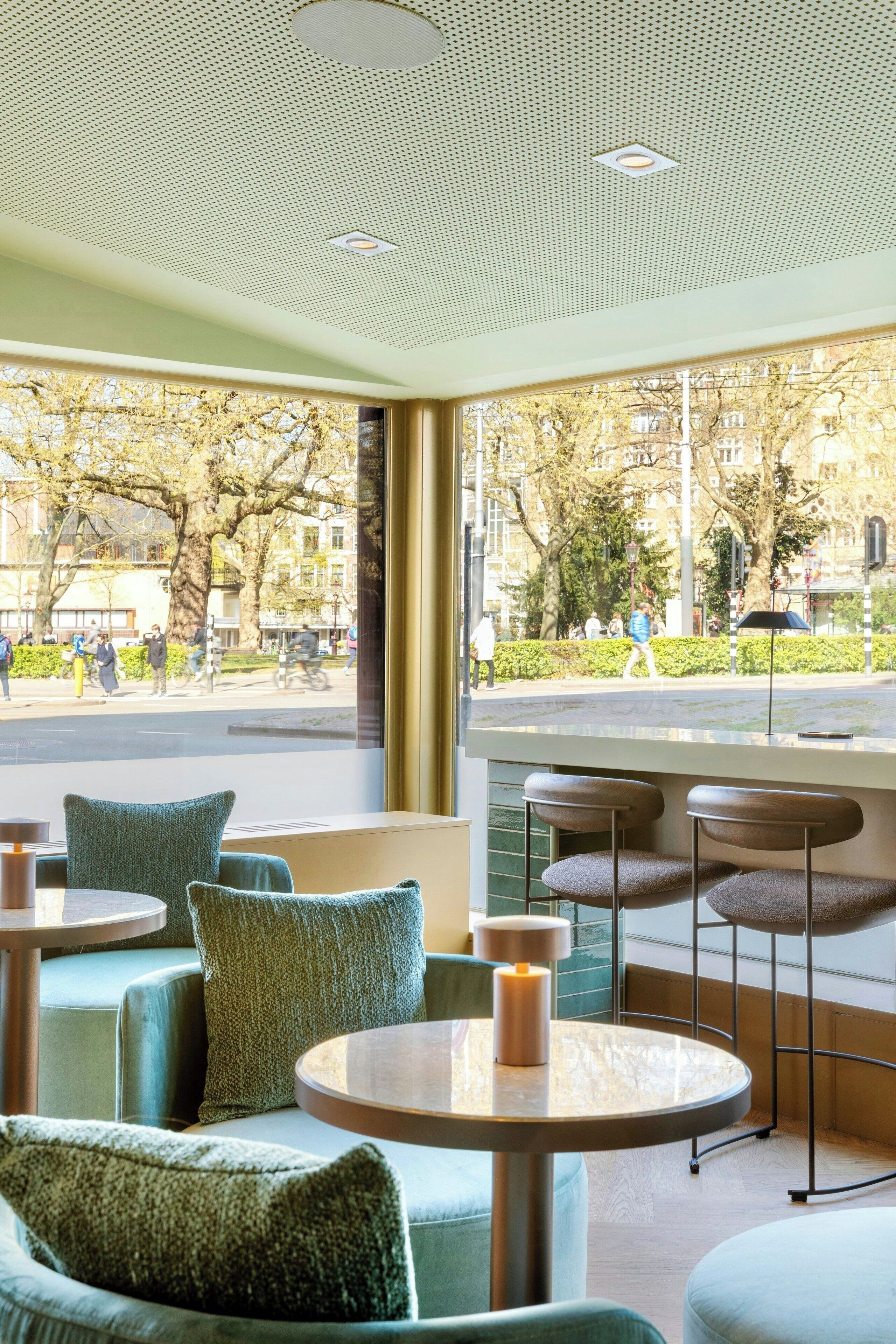 Bar (trong khuôn viên)