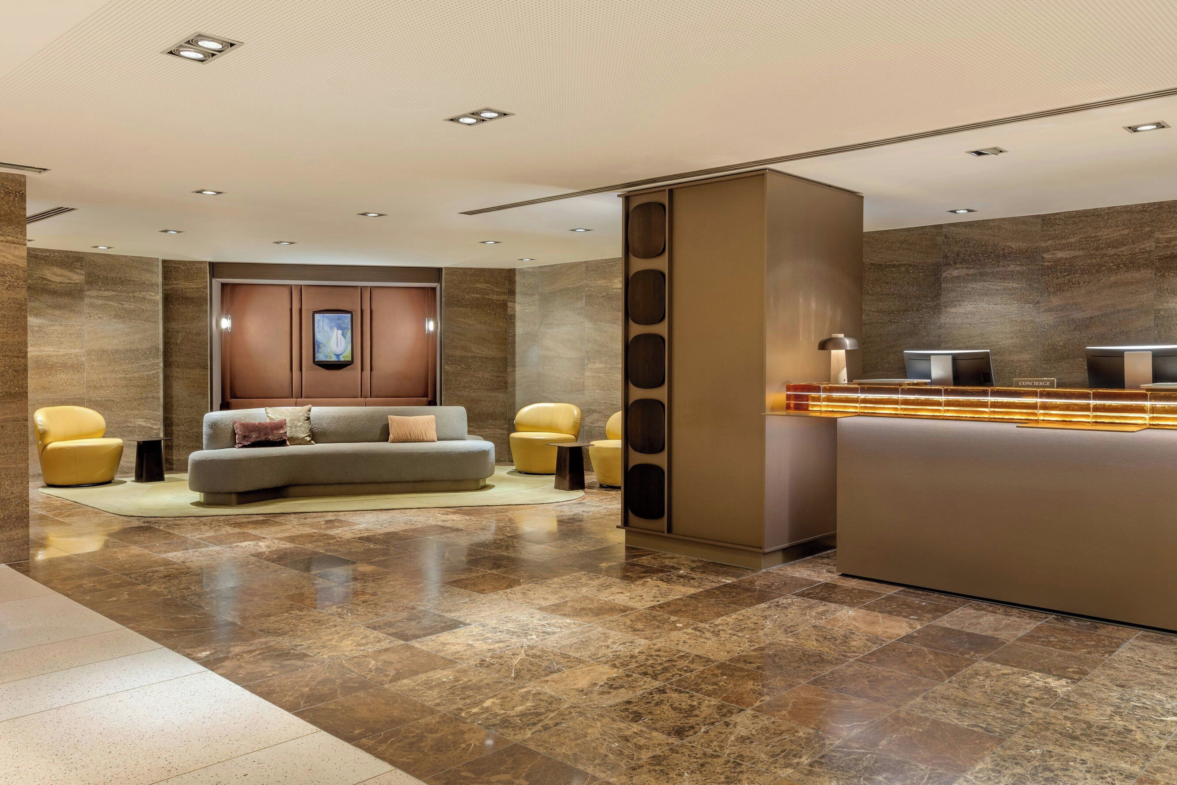 ฝ่ายต้อนรับ