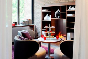 49-inch LCD TV with cable channels, TV - Amsterdam Marriott Hotel (Amsterdam)