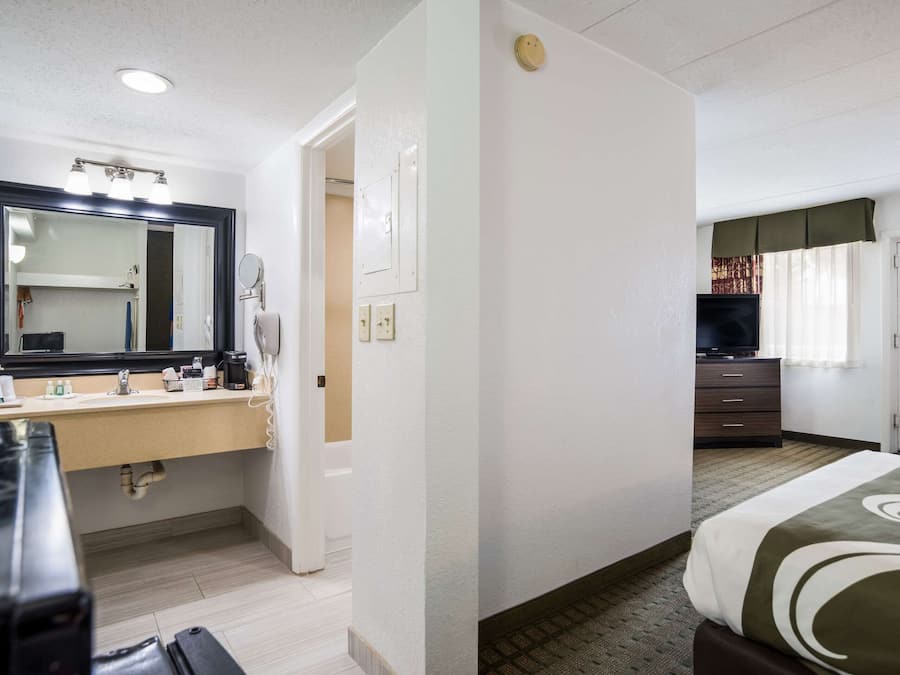 Caja de seguridad en la habitación y escritorio