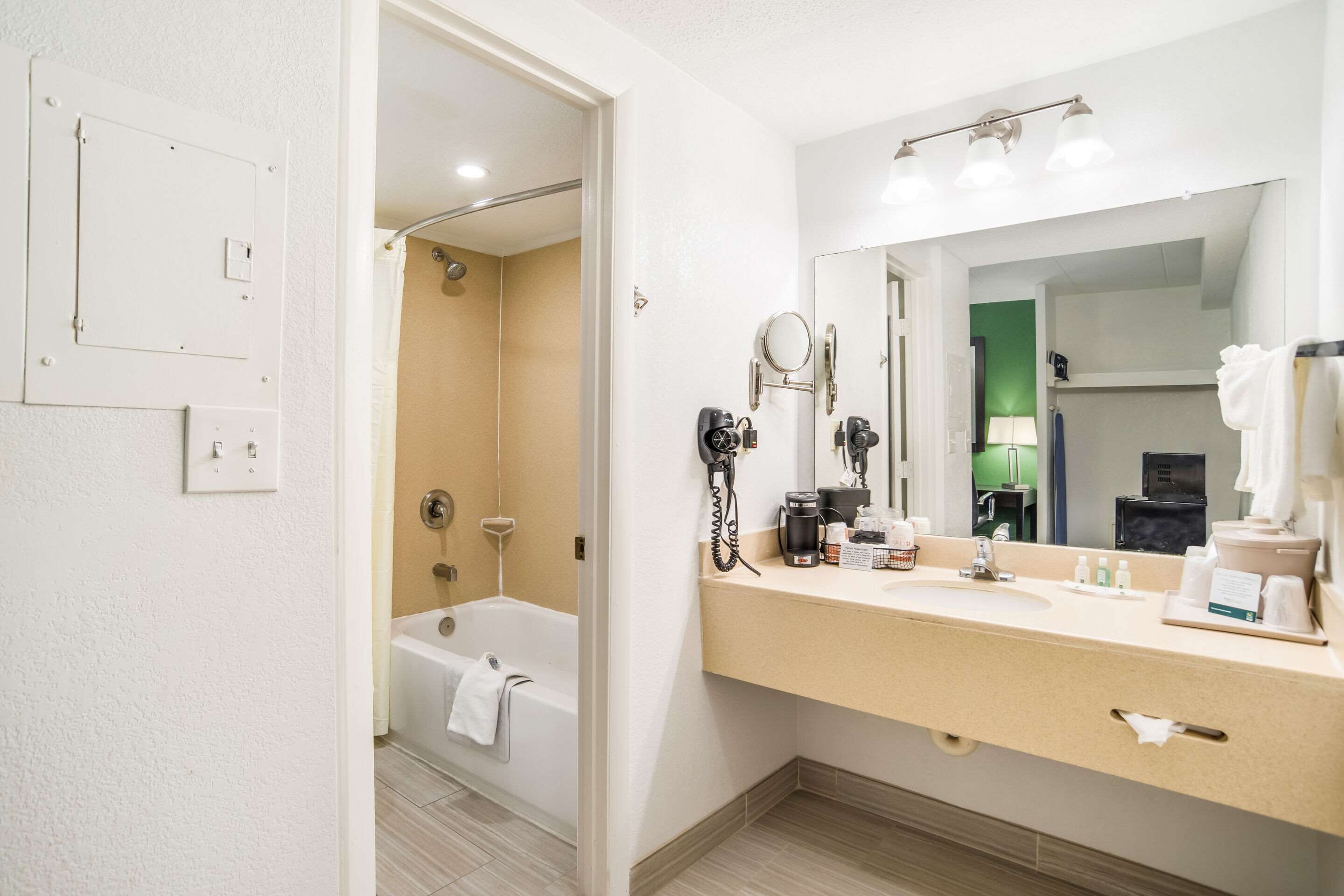 Chambre Standard, 1 très grand lit, non-fumeur | Salle de bain | Ensemble baignoire-douche, articles de toilette (gratuits)