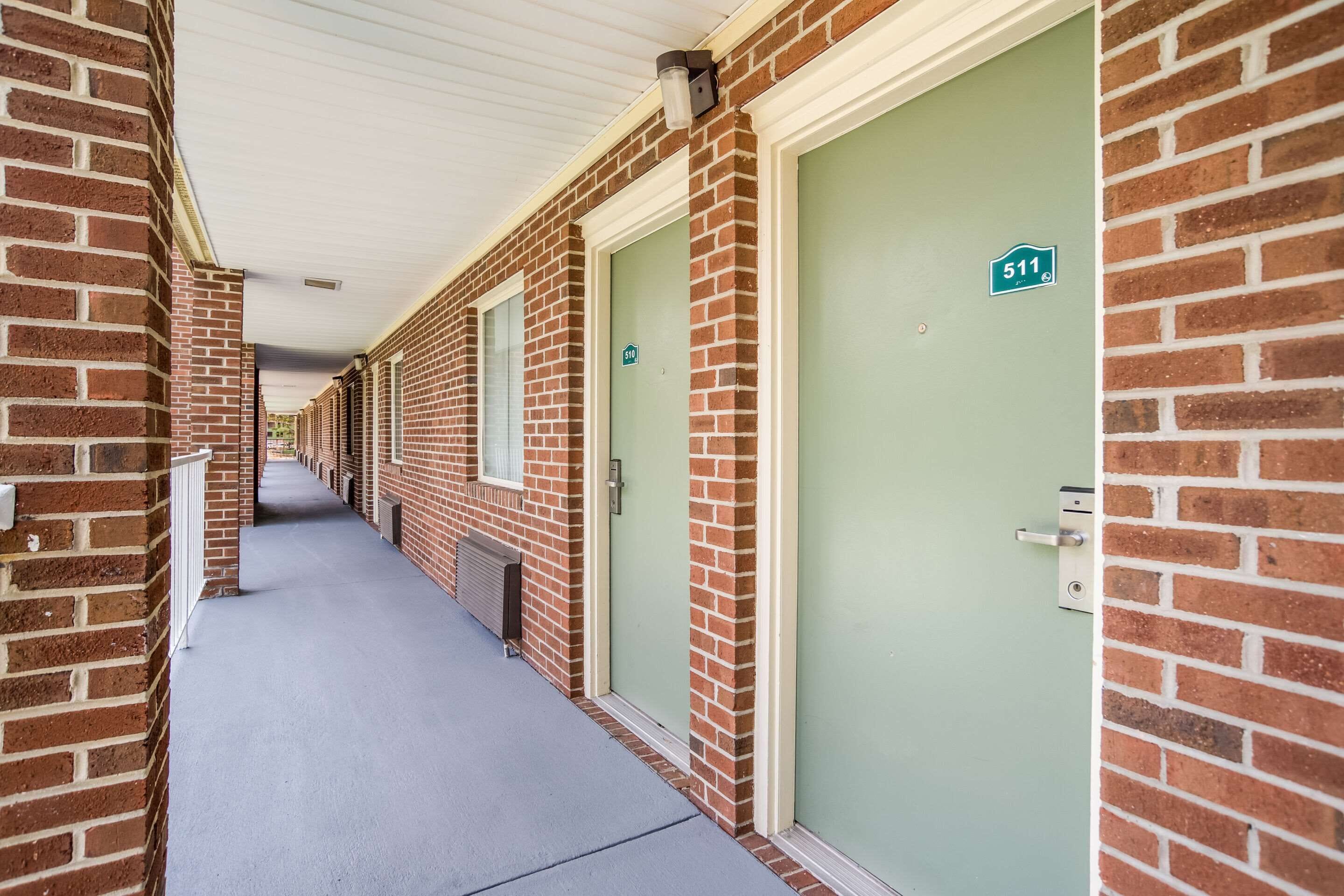 セーフティボックス (室内)、デスク、ノートパソコン用作業スペース、遮光カーテン