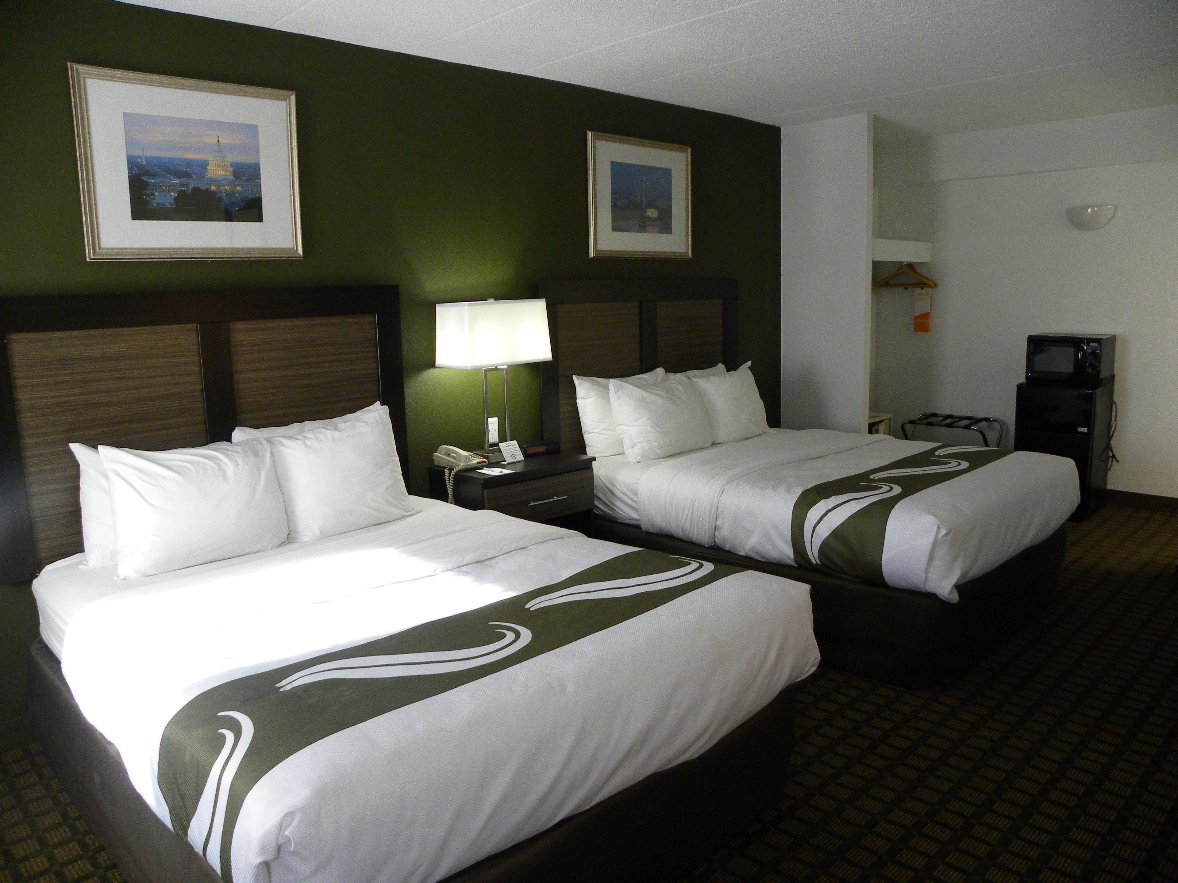 Kamer, 2 tweepersoonsbedden, toegankelijk voor mindervaliden, niet-roken | Een kluis op de kamer, een bureau, een laptopwerkplek