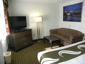 Standard Room, 1 King Bed, Non Smoking | Living area | 42-inch flat-screen TV with cable channels, TV