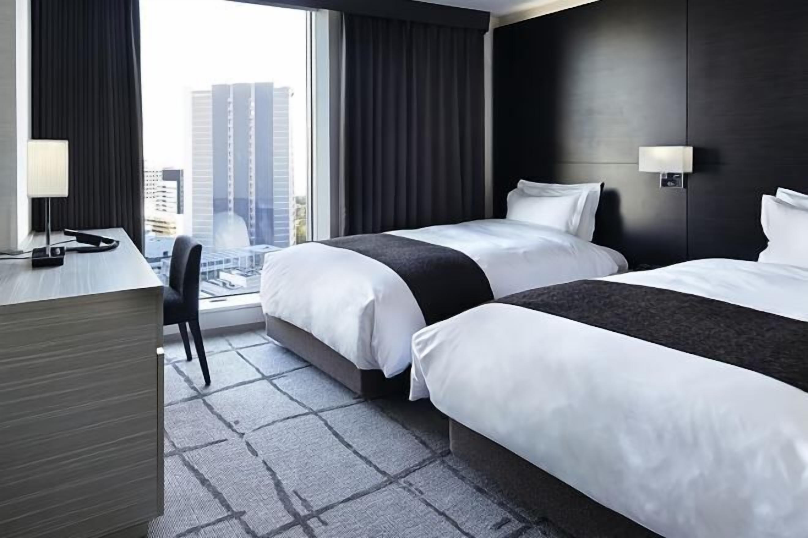 Brankas, meja kerja, tirai kedap cahaya, dan Wi-Fi gratis