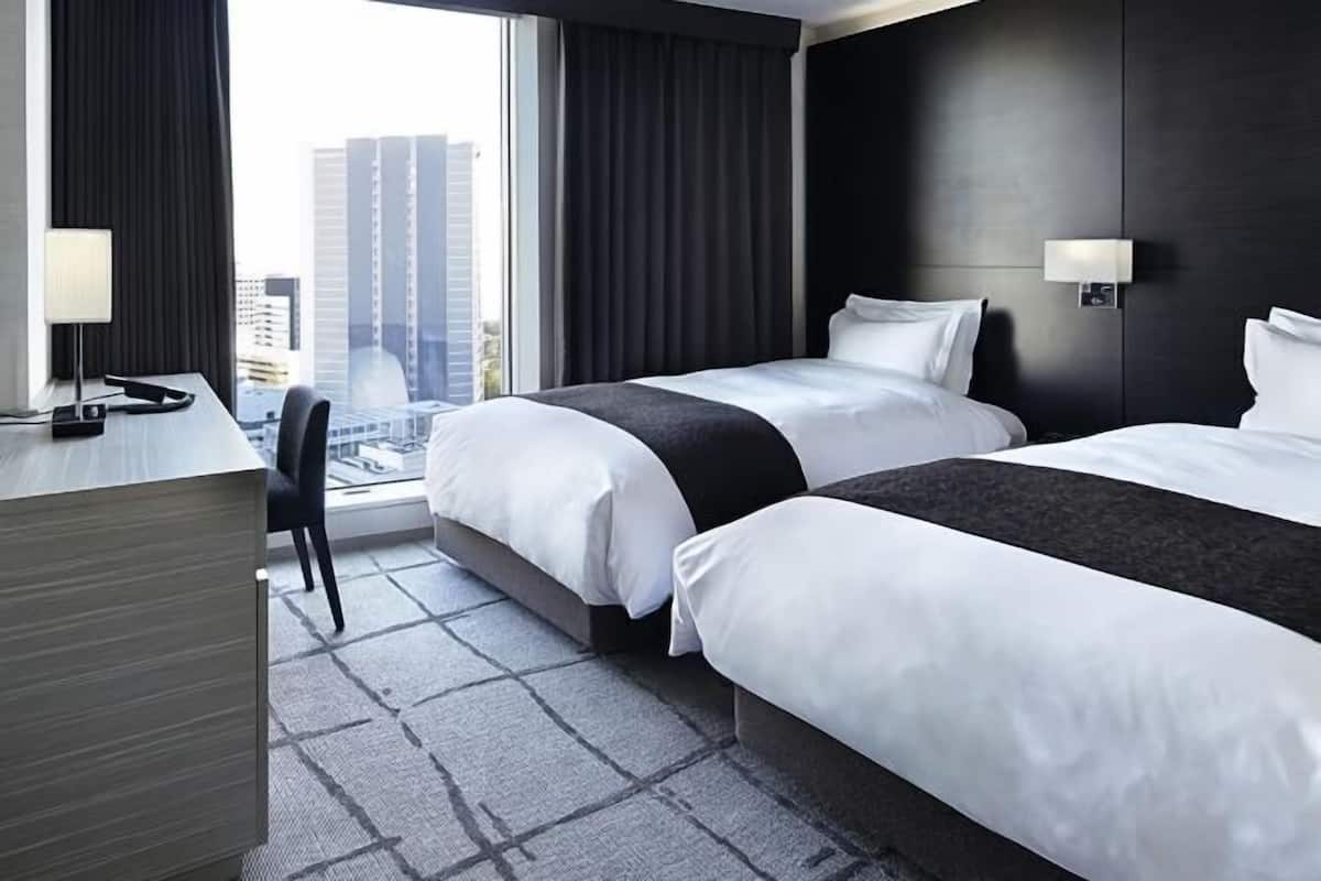 Brankas, meja kerja, tirai kedap cahaya, dan Wi-Fi gratis