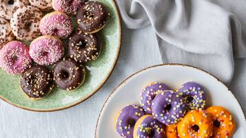 Deux assiettes de beignets variés, avec différents glaçages et couleurs.