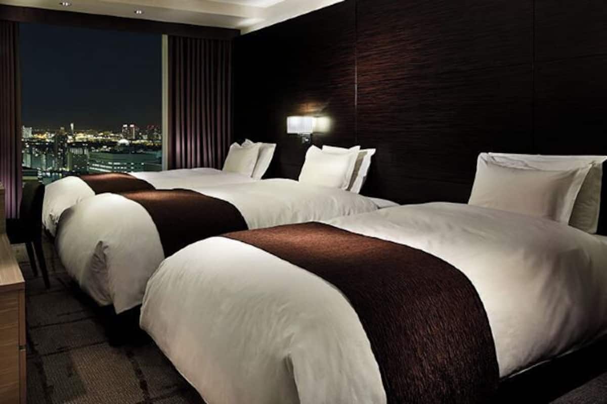 Caja de seguridad en la habitación, escritorio y cortinas blackout