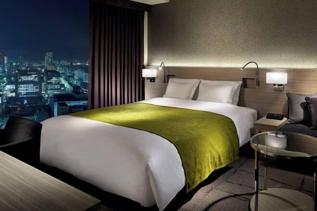 Caja de seguridad en la habitación, escritorio y cortinas blackout