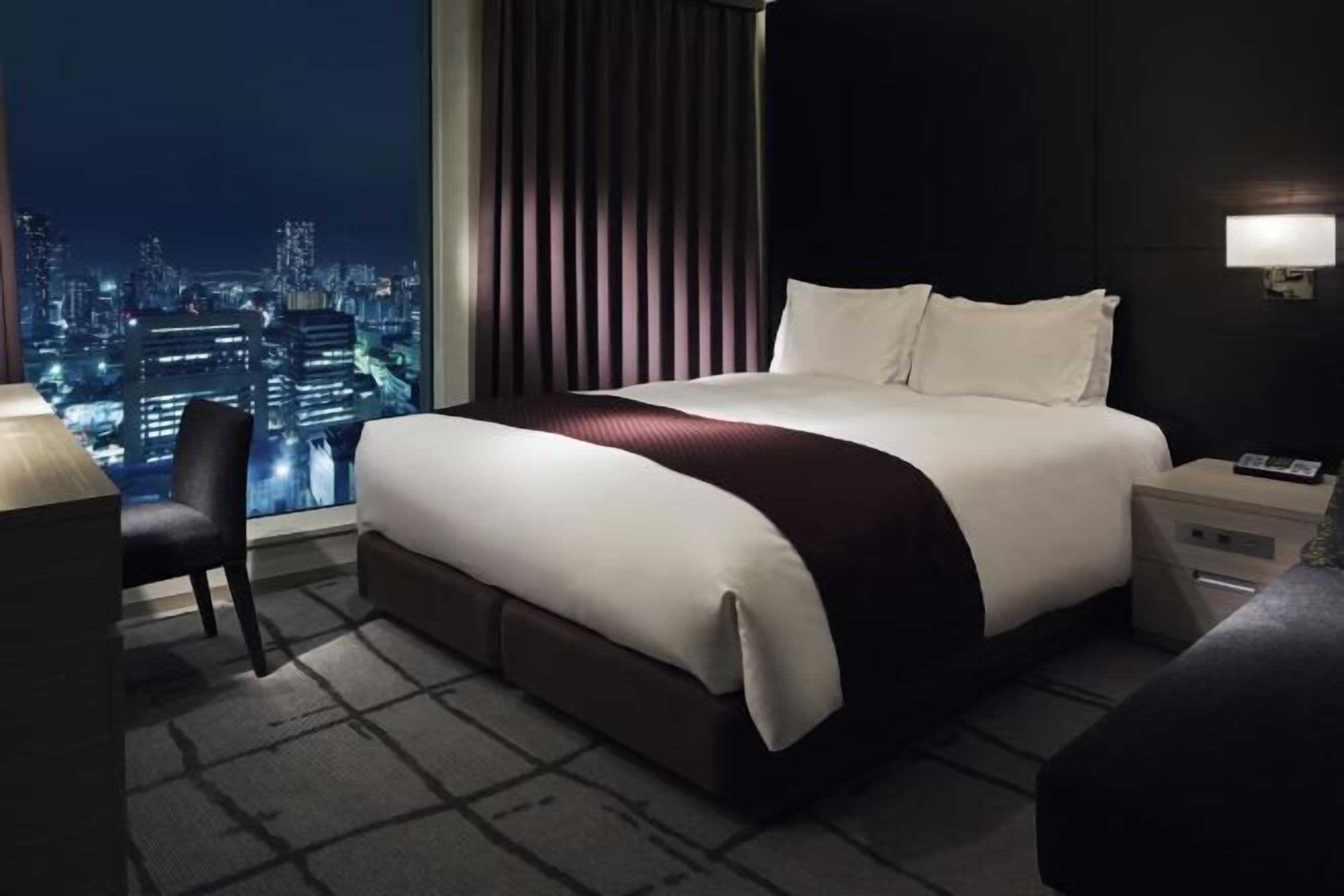 Brankas, meja kerja, tirai kedap cahaya, dan Wi-Fi gratis