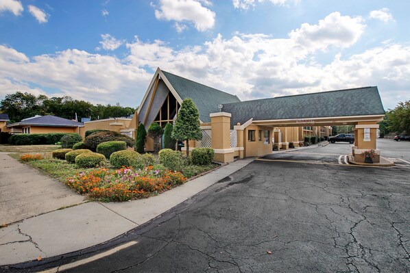 Front of property - Red Carpet Inn (Cedar Knolls)