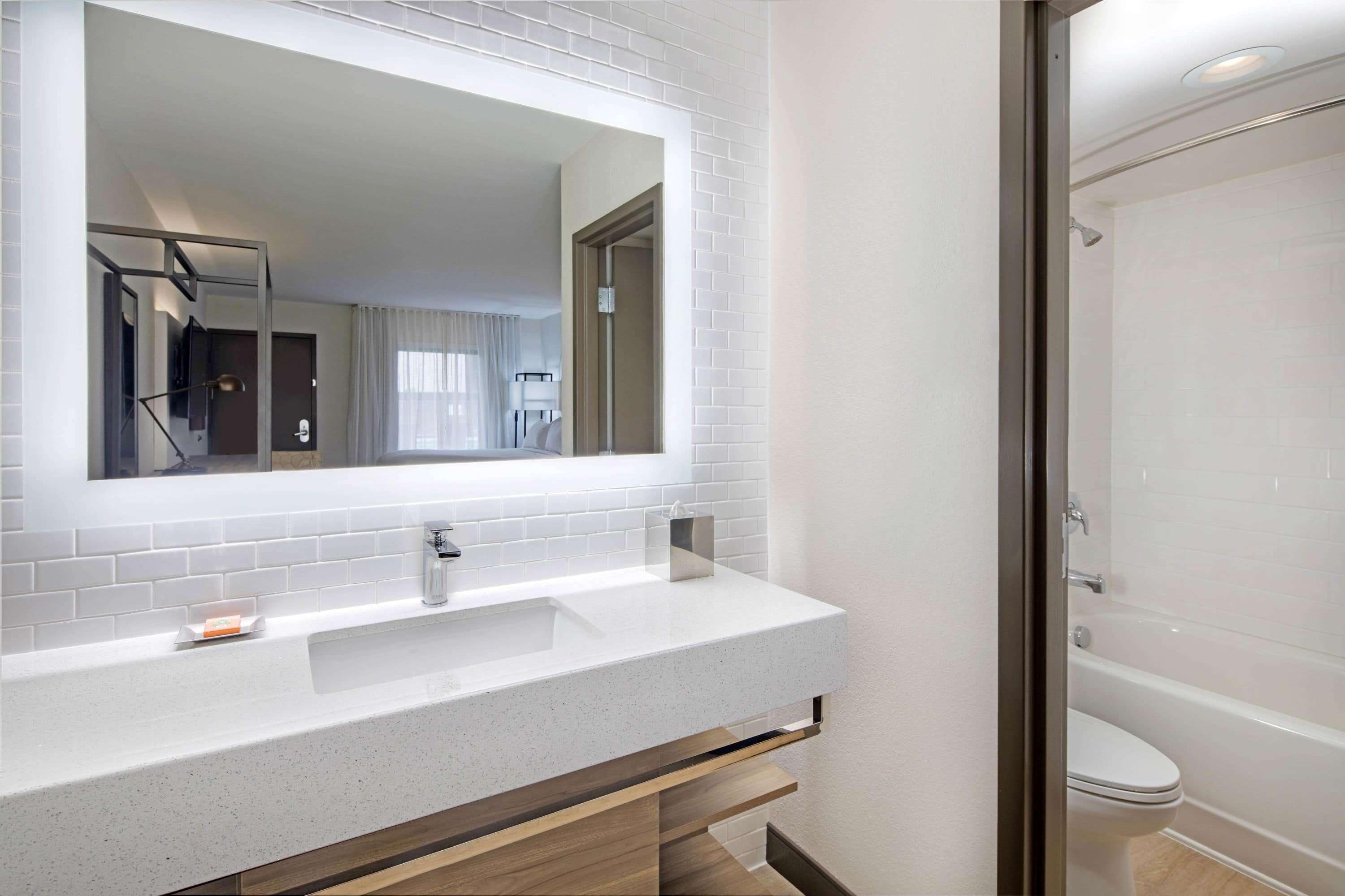 Combined shower/bathtub, deep-soaking bathtub, hydromassage showerhead
