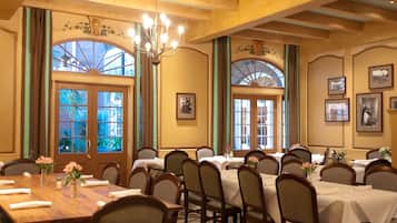 2 restaurants; breakfast, lunch, dinner and brunch served